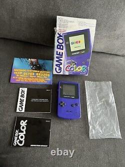 Console GameBoy Color violette raisin complète dans sa boîte avec manuels, système proche du neuf.