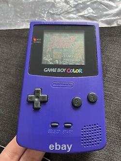 Console GameBoy Color violette raisin complète dans sa boîte avec manuels, système proche du neuf.