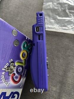 Console GameBoy Color violette raisin complète dans sa boîte avec manuels, système proche du neuf.