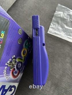 Console GameBoy Color violette raisin complète dans sa boîte avec manuels, système proche du neuf.