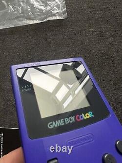 Console GameBoy Color violette raisin complète dans sa boîte avec manuels, système proche du neuf.