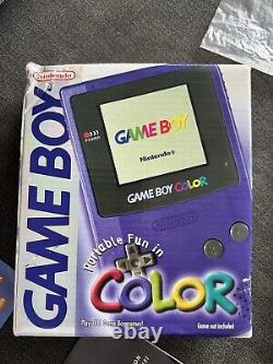 Console GameBoy Color violette raisin complète dans sa boîte avec manuels, système proche du neuf.