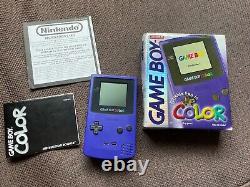 Console Nintendo Game Boy violette dans sa boîte avec manuels