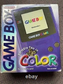 Console Nintendo Game Boy violette dans sa boîte avec manuels