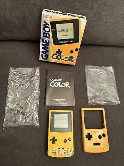 Console Nintendo Gameboy Color Jaune Pissenlit en Boîte ! Rare État Très Bon ! Étiquettes Intactes