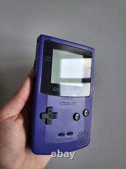 Console Nintendo Gameboy Color en boîte de couleur raisin violette, première impression avec boîte holographique.