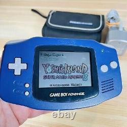 Game Boy Advance violet de Nintendo avec le jeu Yoshis Island Super Mario Advance 3 en très bon état.