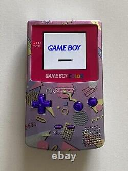 Gameboy Color avec coque personnalisée, boutons assortis au boîtier de la cartouche