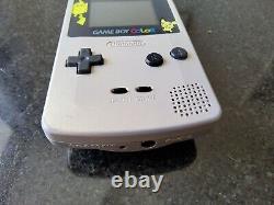 Nintendo Game Boy Color Pokémon Or/Argent Légèrement endommagé dans le coin sans couvercle de batterie