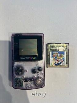 Nintendo Game Boy Color avec le jeu Mario Brothers en couleur transparente