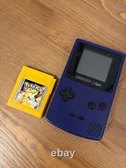 Nintendo GameBoy Color & jeu Pokémon Jaune. Bon état, entièrement fonctionnel.