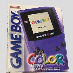 Système portable Game Boy Color de Nintendo en couleur violet raisin dans sa boîte.