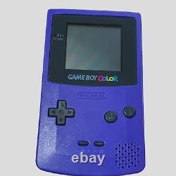 Système portable Game Boy Color de Nintendo en couleur violet raisin dans sa boîte.