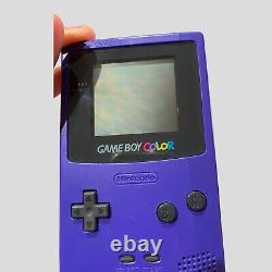 Système portable Game Boy Color de Nintendo en couleur violet raisin dans sa boîte.