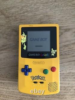Vintage Pikachu Gameboy Console Couleur Avec Boîtier De Voyage Lugia + 4 Jeux De Pokémon